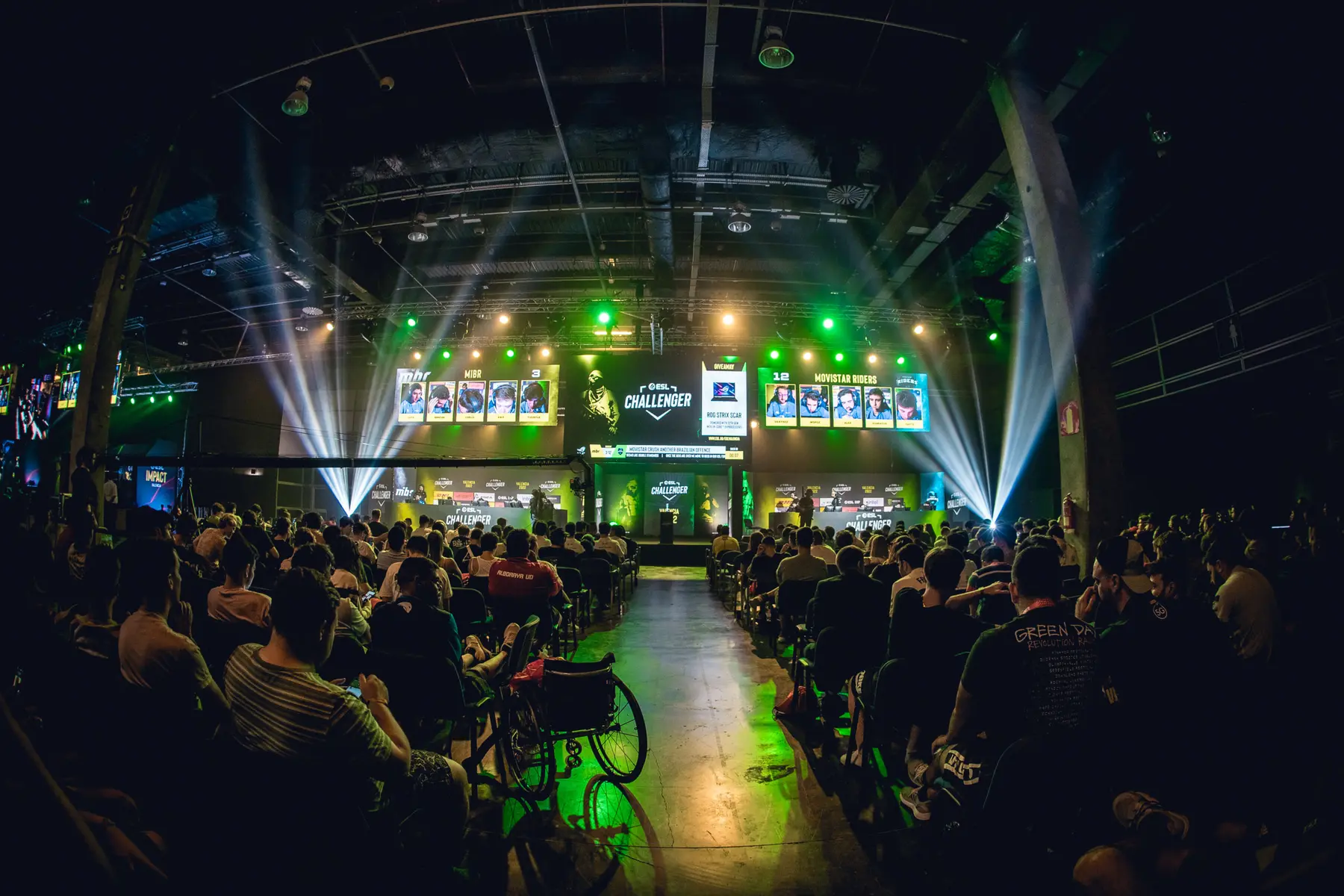 Vista general del escenario del ESL Challenger y del público durante DreamHack Valencia 2022