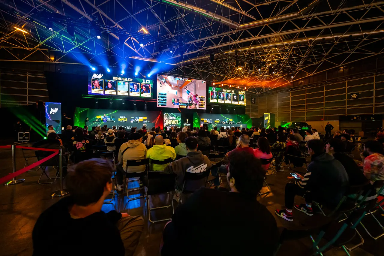 Vista general del escenario y el público durante la ESL Impact League Season 4 Global Finals en DreamHack Valencia 2023