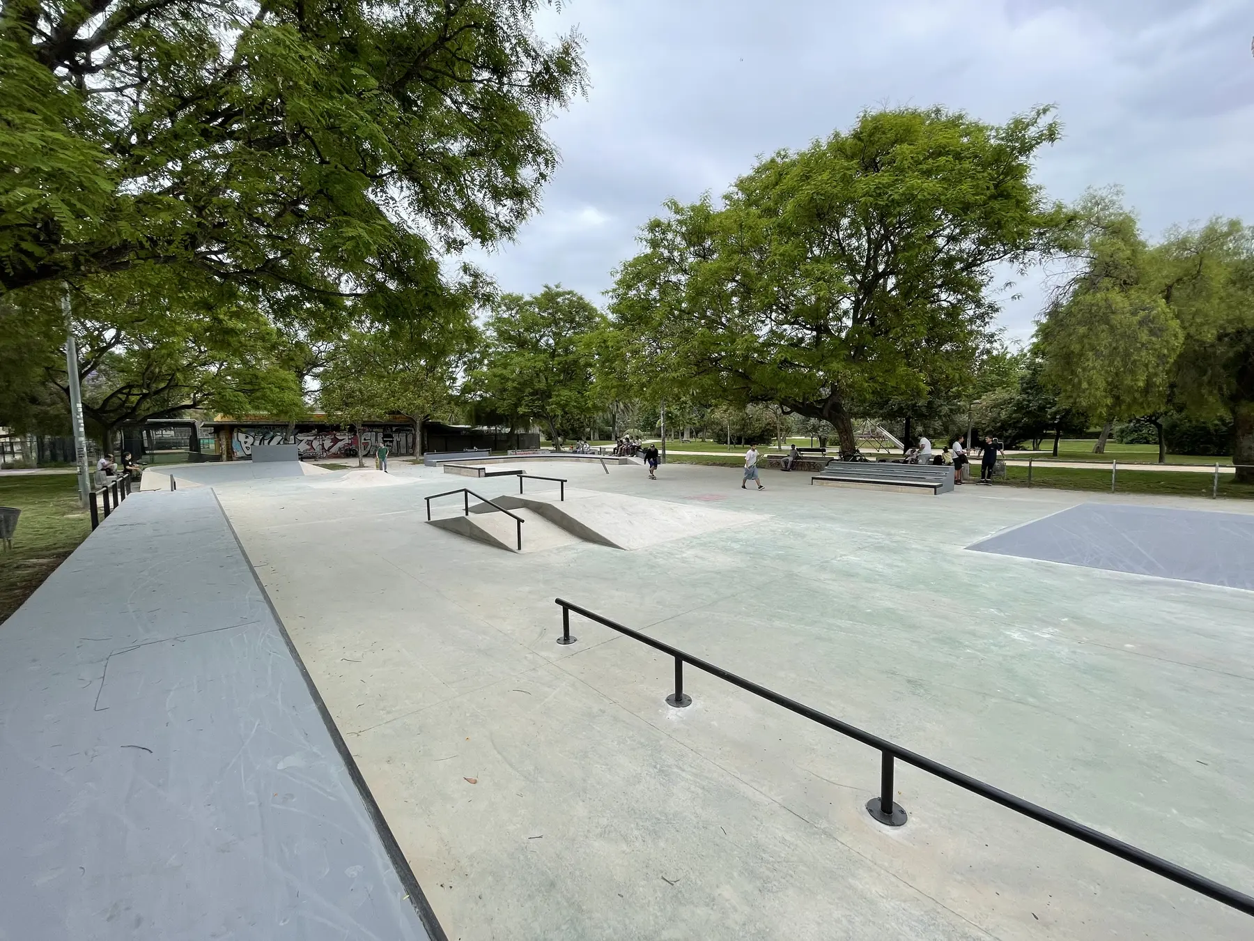 Zona de obstáculos y barandillas de Skate Plaza Valencia tras su reforma