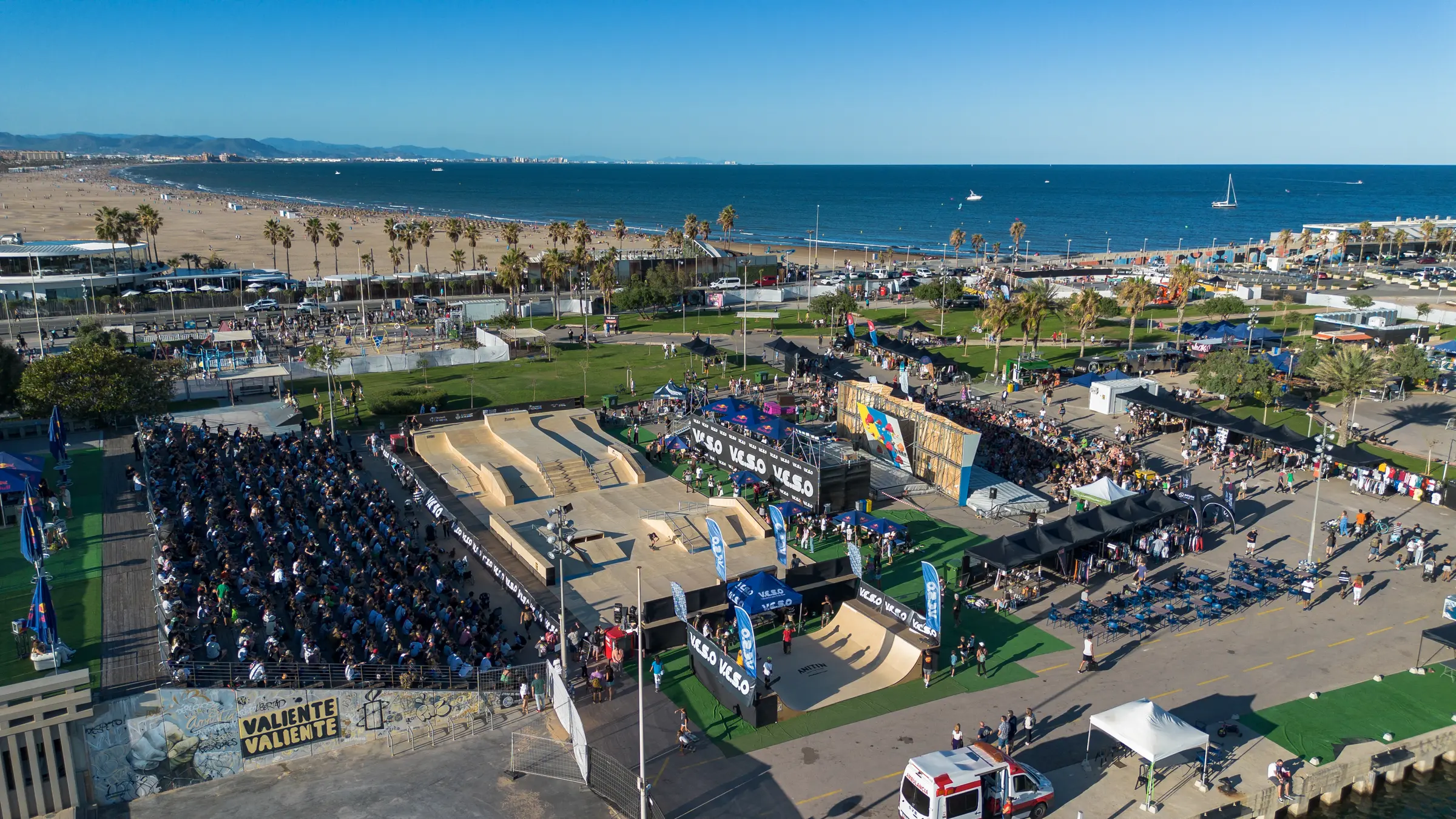 Vista panorámica de VESO València 2023 junto a la playa, con las instalaciones deportivas y el público asistente
